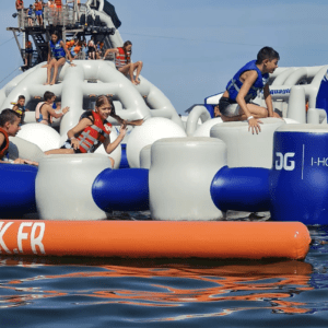 Les jeunes de l'association Des Jours Meilleurs lors d'une sortie dans un parc aquatique, partageant un moment de détente et de plaisir tout en renforçant les liens entre eux