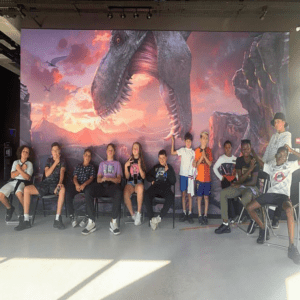 Cette photo montre les jeunes de l'association Des Jours Meilleurs lors d'une sortie cinéma, un moment de partage et de convivialité qui renforce les liens au sein du groupe