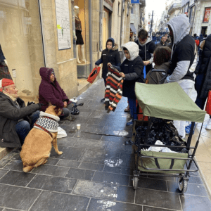 Cette photo met en lumière les jeunes de l'association Des Jours Meilleurs participant à des maraudes, illustrant leur engagement solidaire pour venir en aide aux personnes dans le besoin